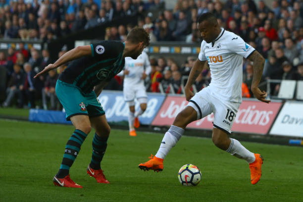 员在场上踢 员在场上踢